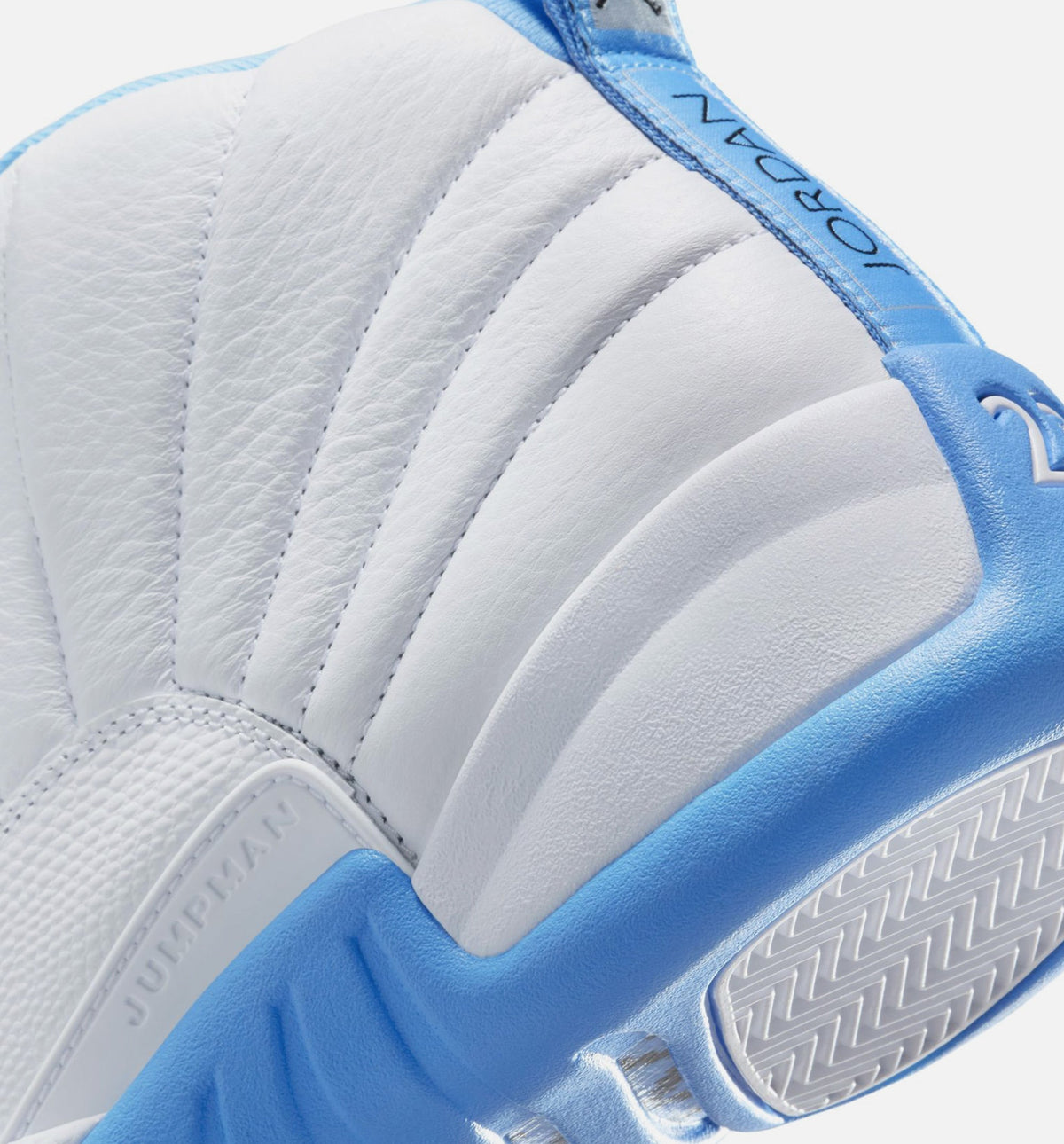 Air Jordan 12 Retro White and University Blue 男款生活方式鞋 - White/University Blue/Metallic Silver