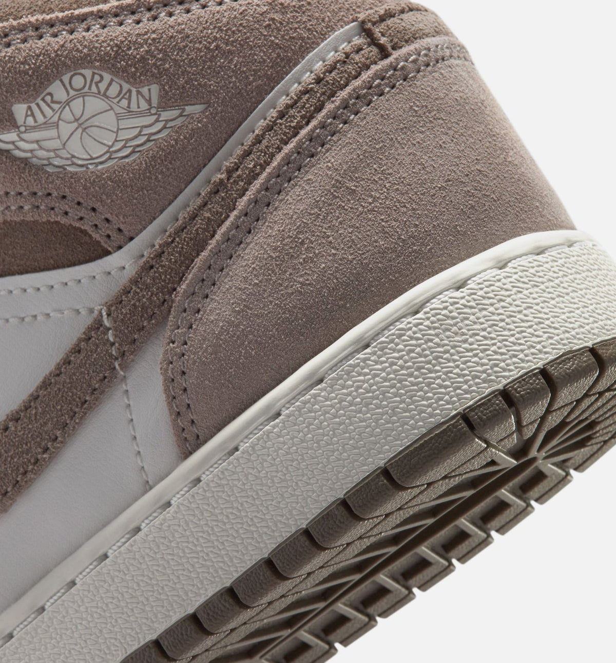 Air Jordan 1 Mid Grade School 生活方式鞋 - Enigma Stone/Olive Grey/Summit White