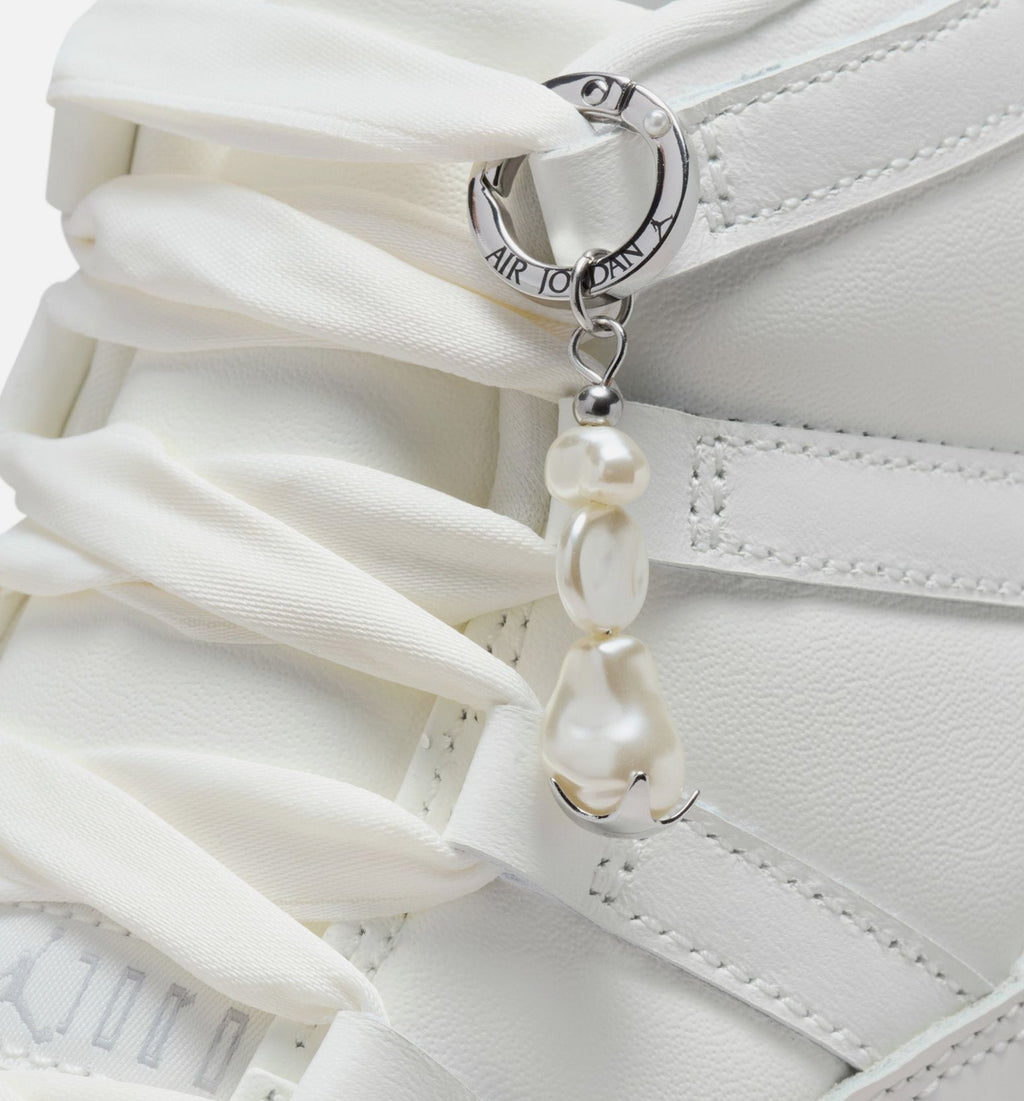 Air Jordan 11 Retro Pearl 女款生活方式鞋 - Sail/Pearl Grey/White/Metallic Silver